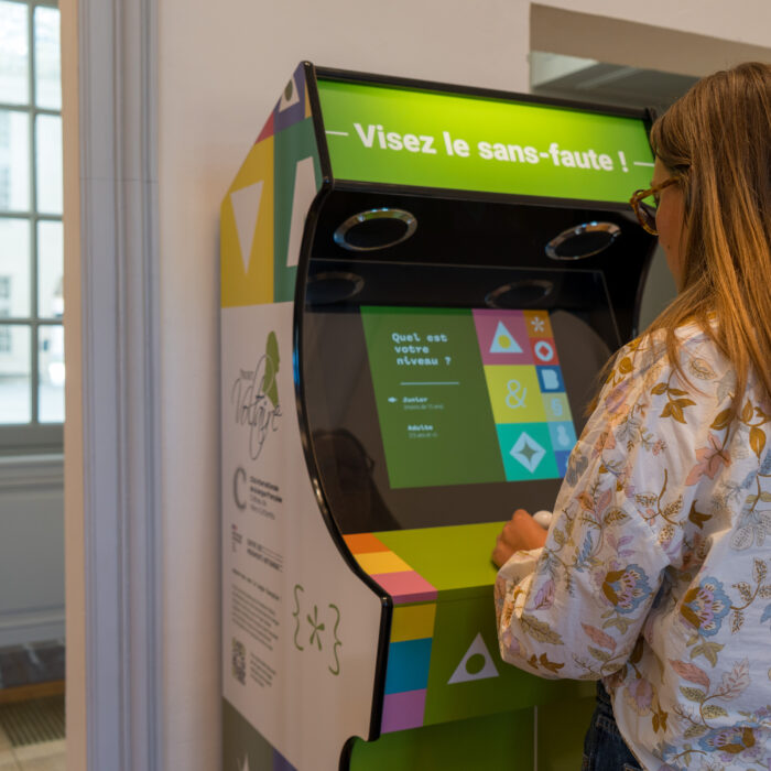 Prêts à relever les défis de la langue française ? Une borne d’arcade à la Cité internationale de la langue française.