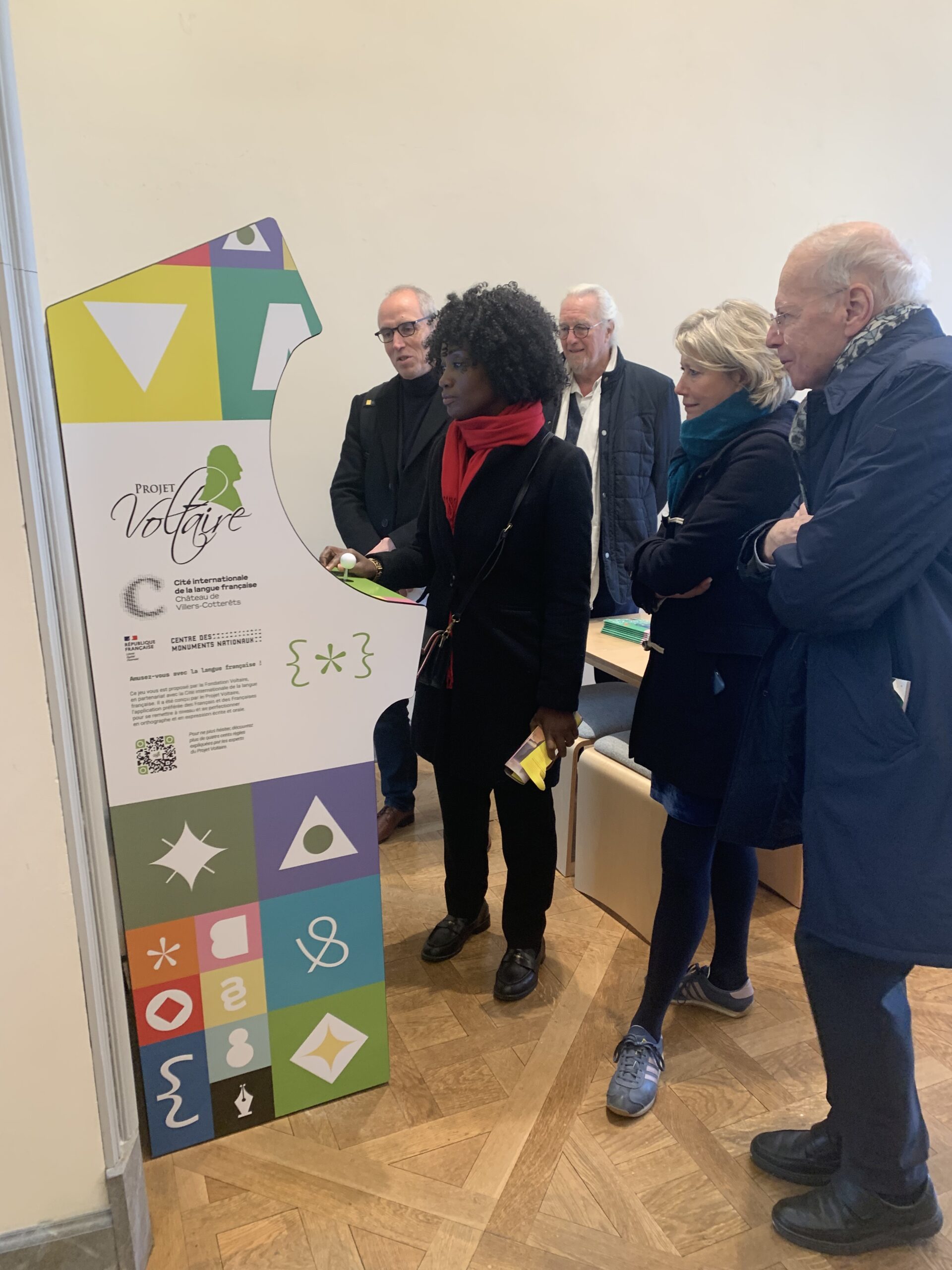 Les experts du Projet Voltaire découvrent la borne d'arcade.